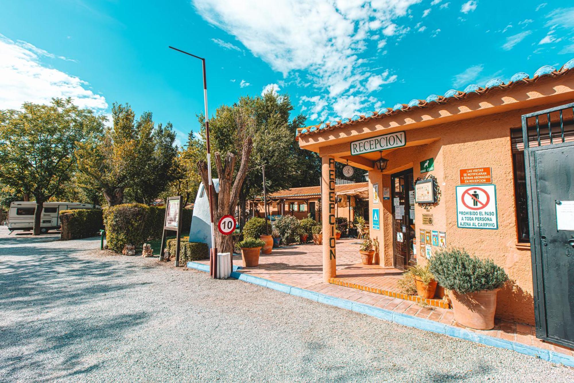 Camping & Bungalows Suspiro Del Moro Otura Luaran gambar
